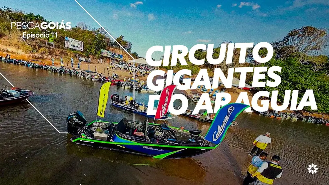 Barcos de pesca esportiva atracados na praia de Itacaiú durante uma etapa do Circuito Gigantes do Araguaia